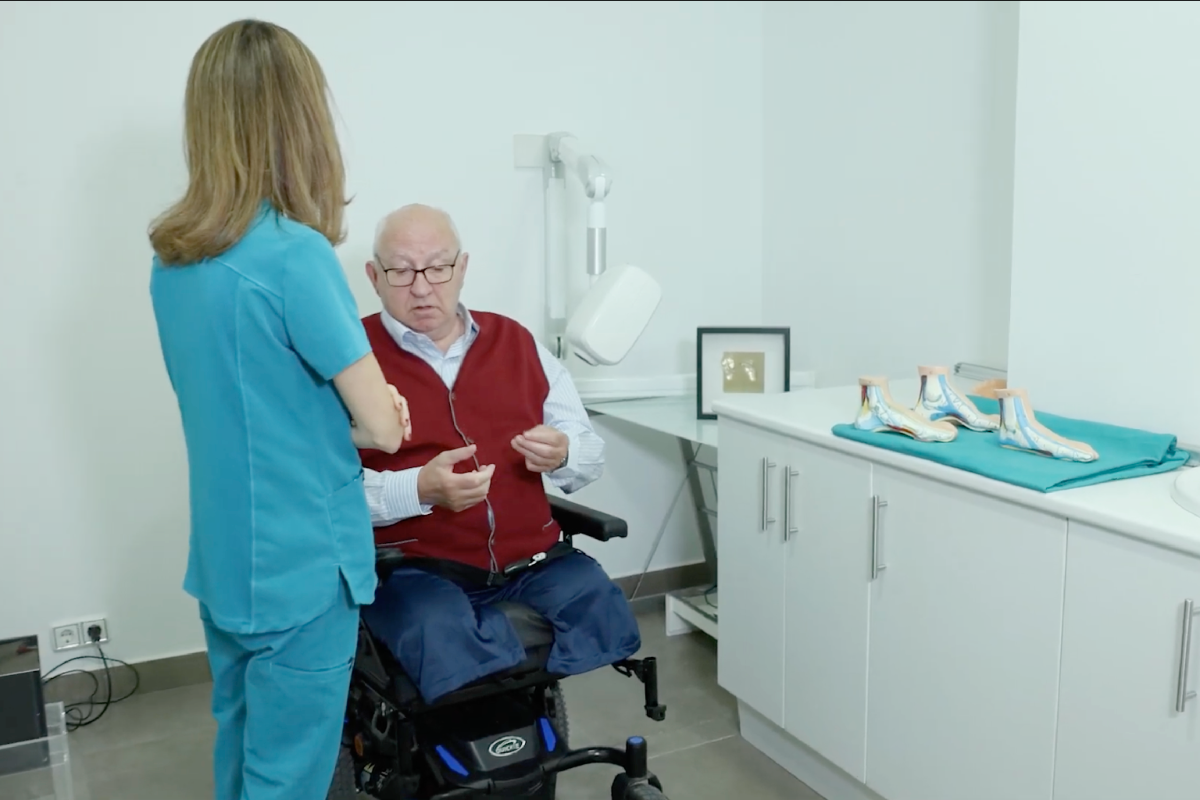 Foto de archivo de una consulta con un paciente con la pierna amputada. (EFE/Nacho Gallego) Foto de archivo de una consulta con un paciente con la pierna amputada. (EFE/Nacho Gallego)