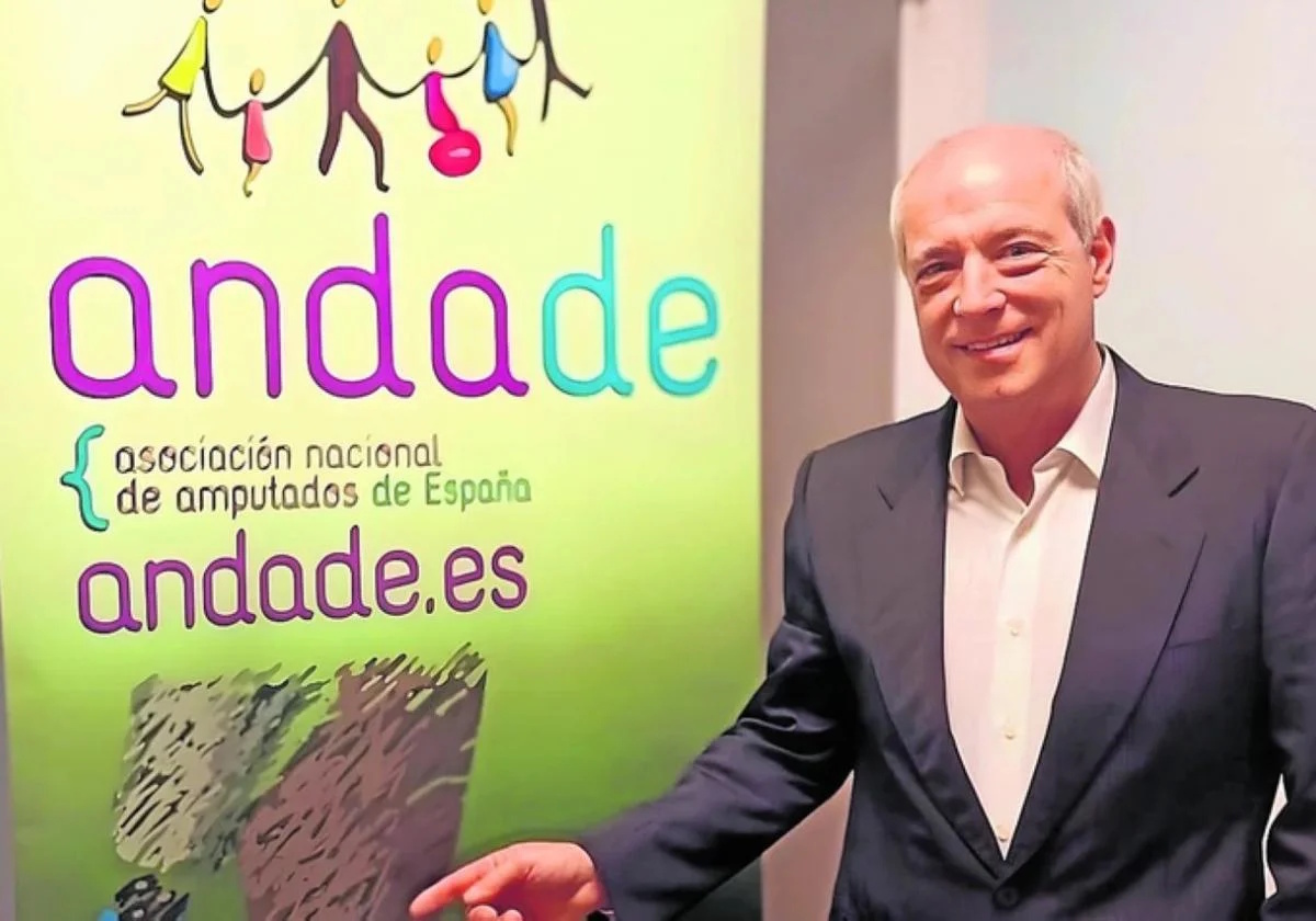  Foto de archivo de una consulta con un paciente con la pierna amputada. (EFE/Nacho Gallego)